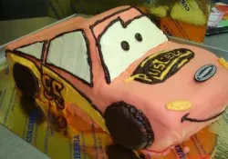 Tort w kształcie Zygzaka McQueena Tort w kształcie Zygzaka McQueena