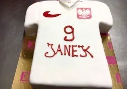 Tort w kształcie koszulki piłkarskiej Tort w kształcie koszulki piłkarskiej