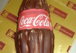 Tort w kształcie butelki Coca-Cola Tort w kształcie butelki Coca-Cola