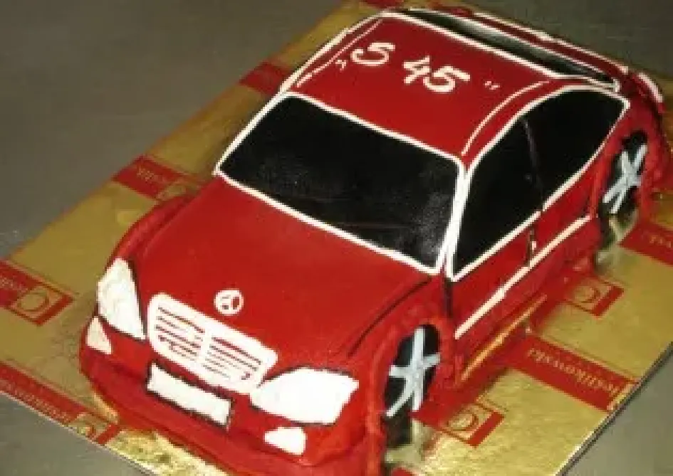 Tort w kształcie samochodu Mercedes